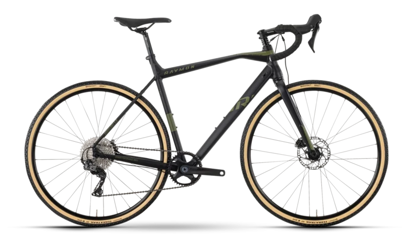 Freigestelltes Gravelbike in Schwarz mit Dropbar, Scheibenbremsen und hellen Reifenflanken auf schwarzem Hintergrund.